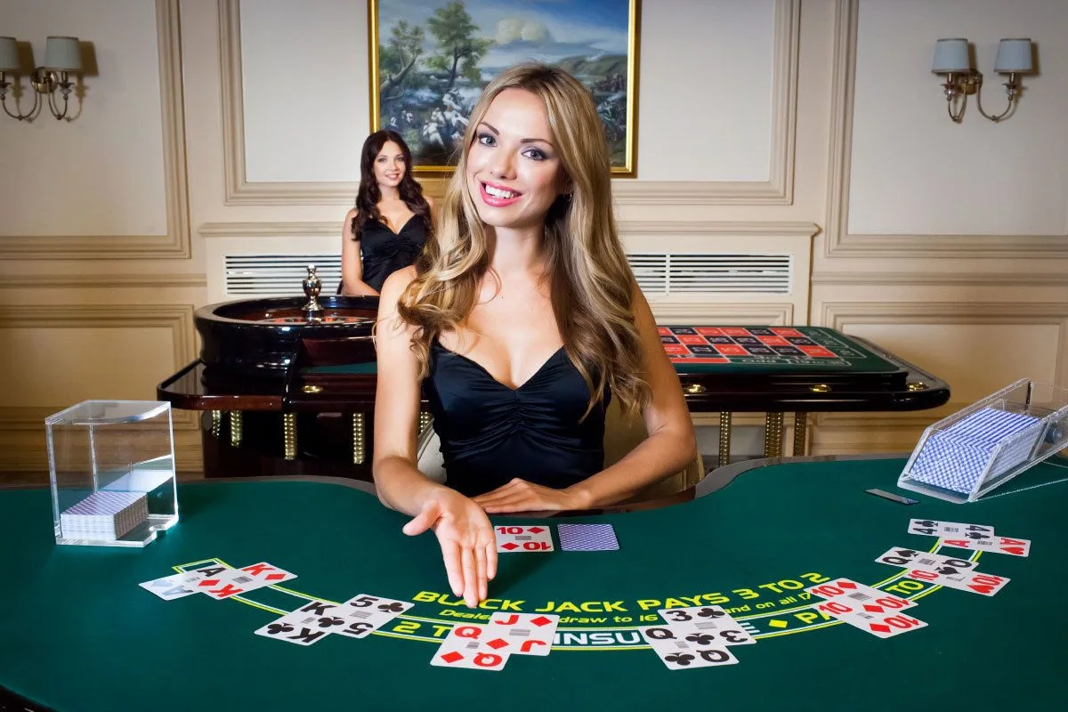 Tampilan ruang kasino live dengan meja dealer di OKIDR