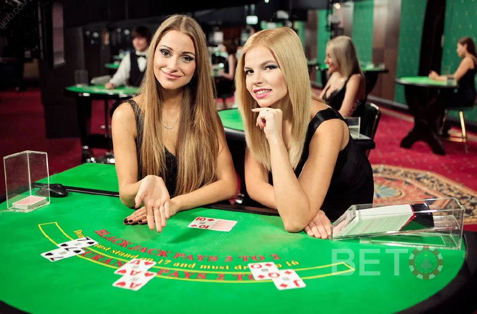 Meja kasino live dengan dealer dan suasana permainan real-time
